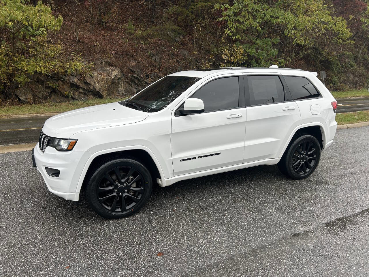Used 2017 Jeep Grand Cherokee Altitude image 3