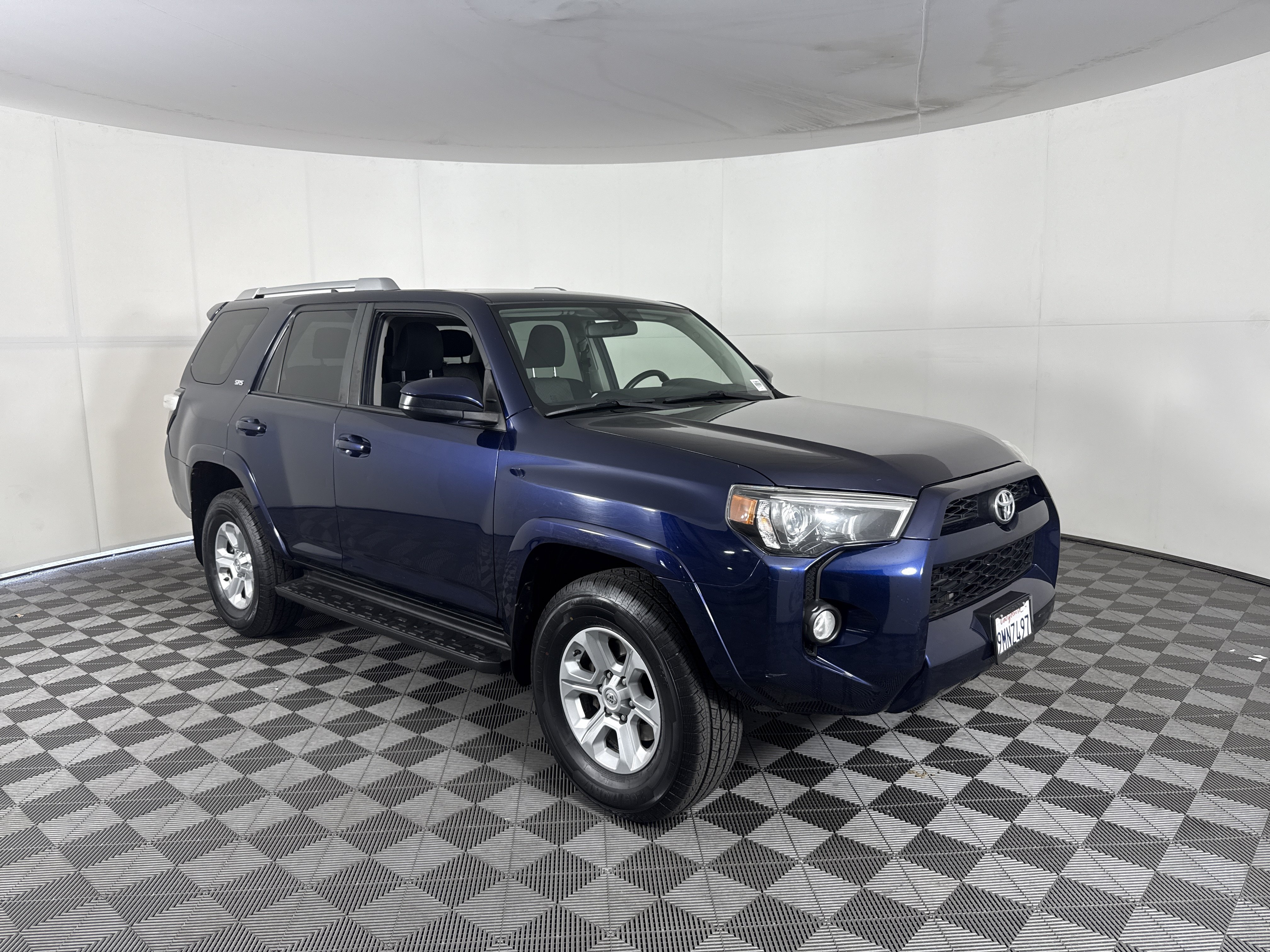 Used 2017 Toyota 4Runner SR5 AWD/4WD image 2