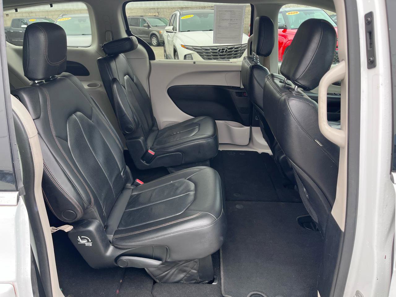 Used 2018 Chrysler Pacifica Touring-L image 18