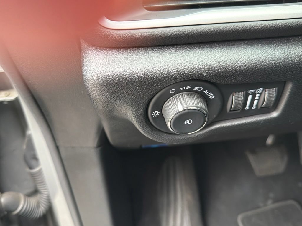 Used 2025 Chrysler Pacifica Select FWD image 18