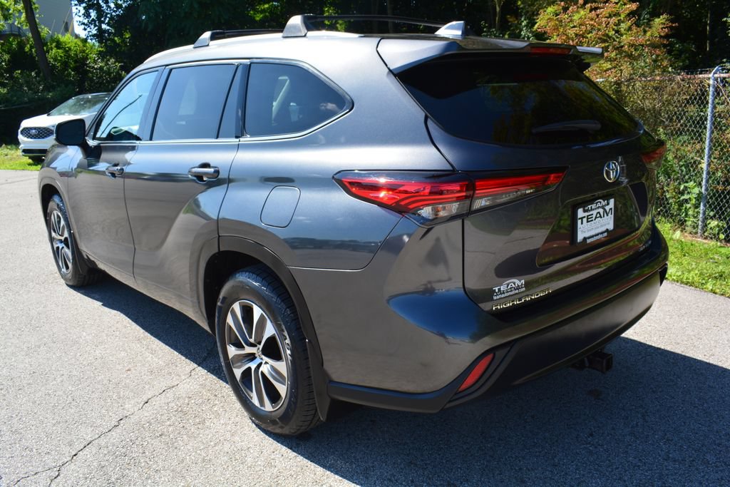 Used 2022 Toyota Highlander XLE AWD/4WD image 7