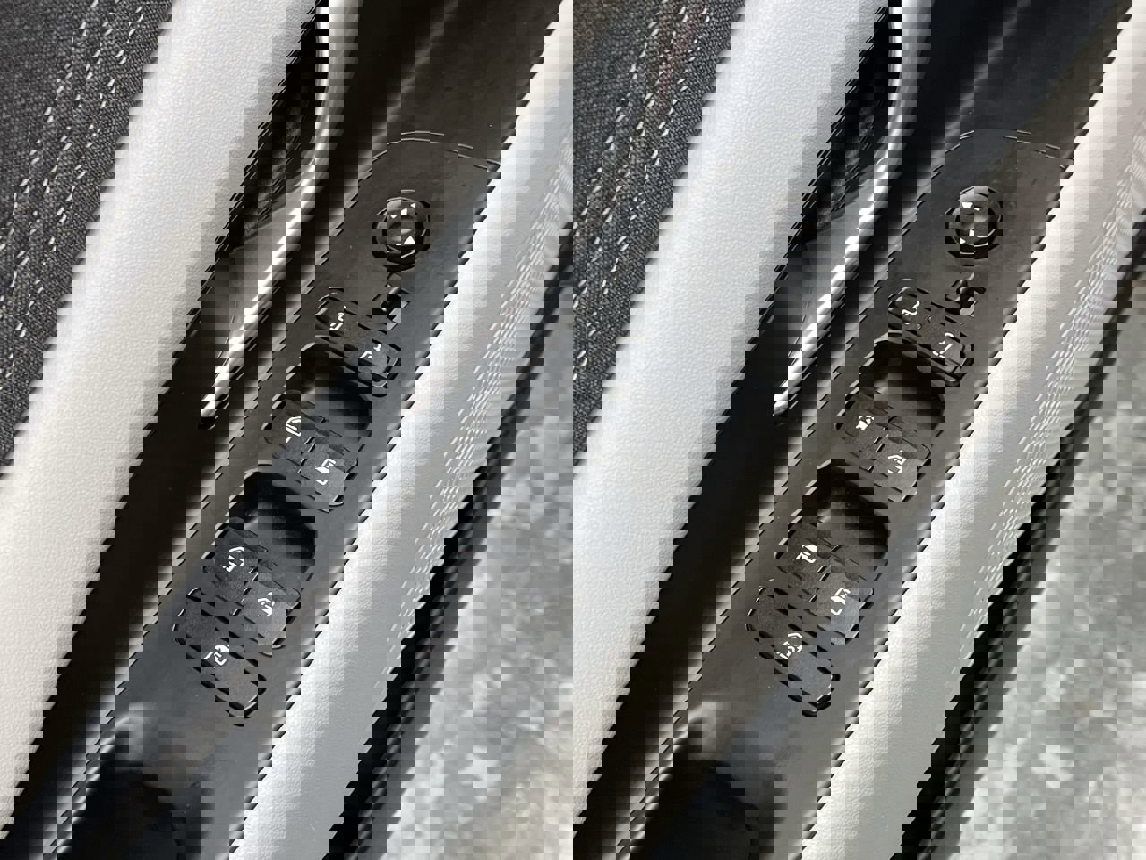 Used 2024 Hyundai Elantra Limited image 9