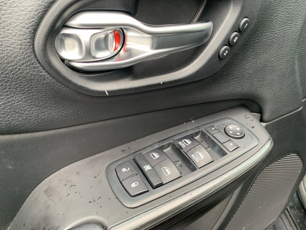 Used 2015 Jeep Cherokee Limited w/ Luxury Group image 21