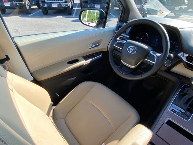 Used 2023 Toyota Sienna XLE FWD image 22