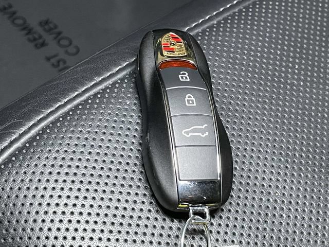 Certified 2023 Porsche Macan Turbo AWD/4WD image 43