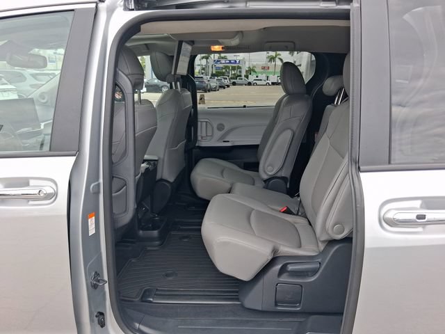 Used 2025 Toyota Sienna XLE w/ XLE Plus Package FWD image 5