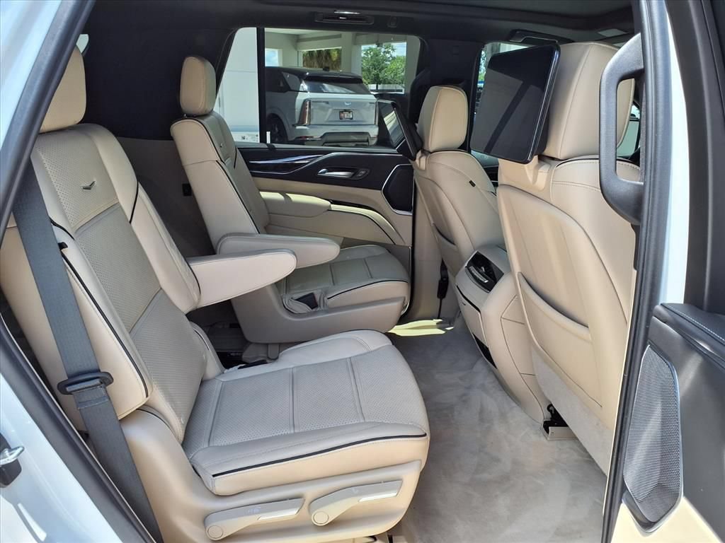 Used 2024 Cadillac Escalade Premium Luxury AWD/4WD image 14