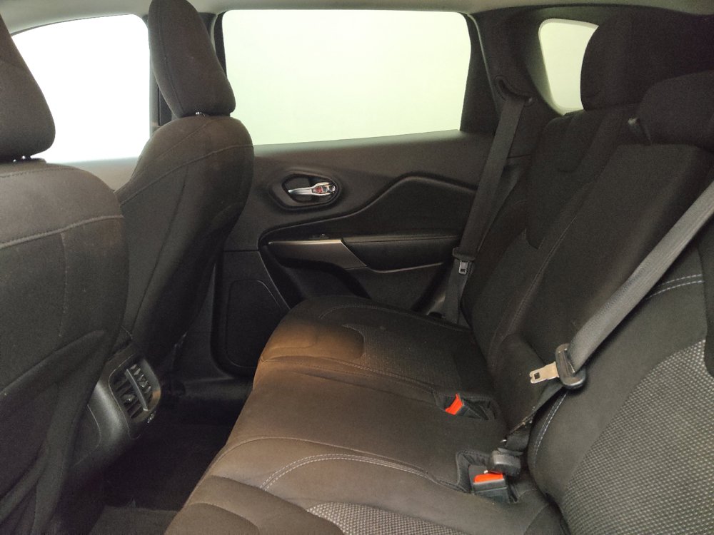 Used 2021 Jeep Cherokee Latitude FWD image 18