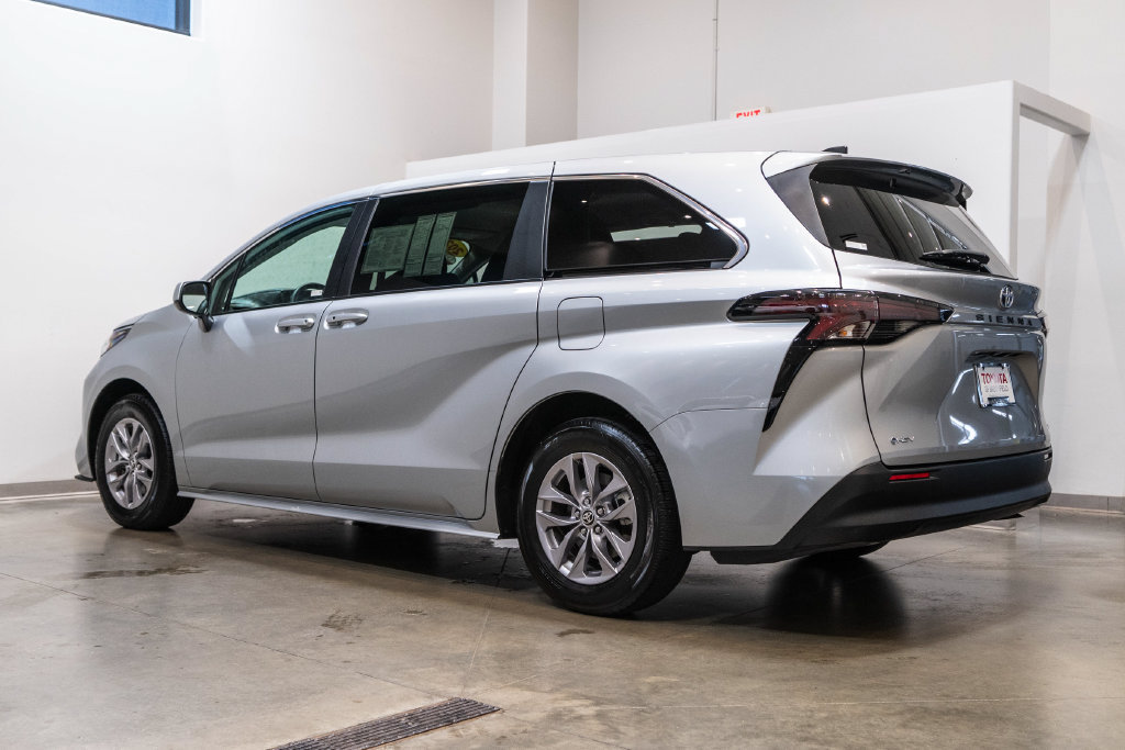 Certified 2025 Toyota Sienna LE FWD image 7