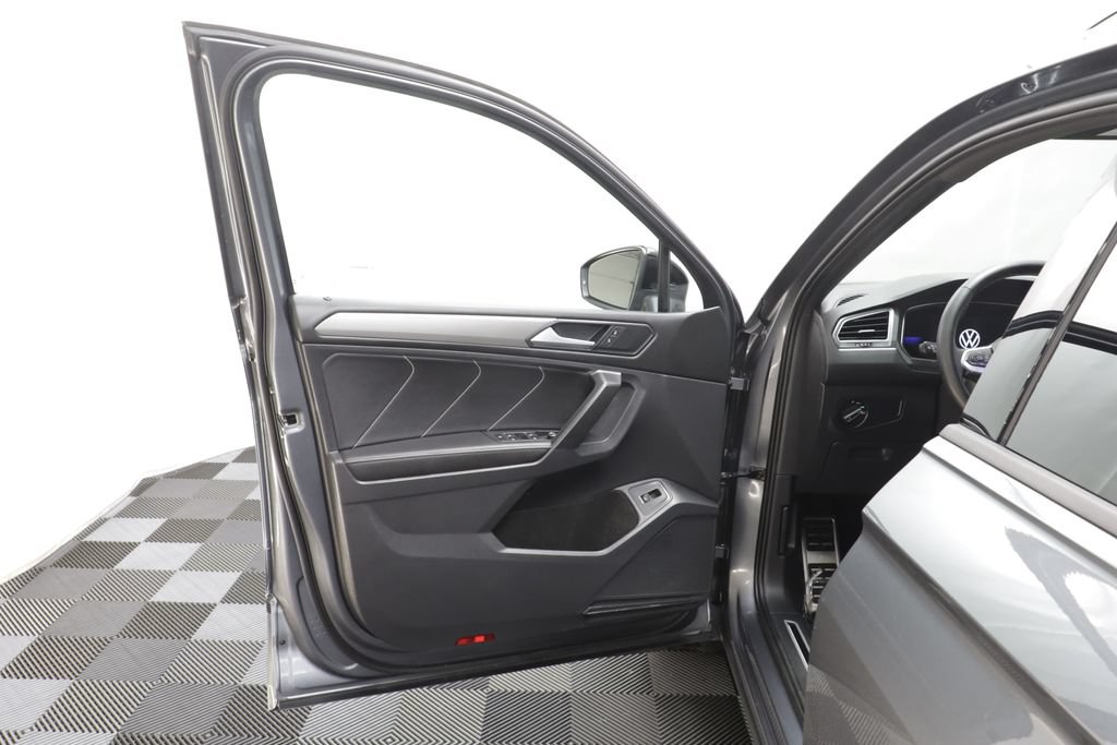 Certified 2023 Volkswagen Tiguan SE R-Line AWD/4WD image 5