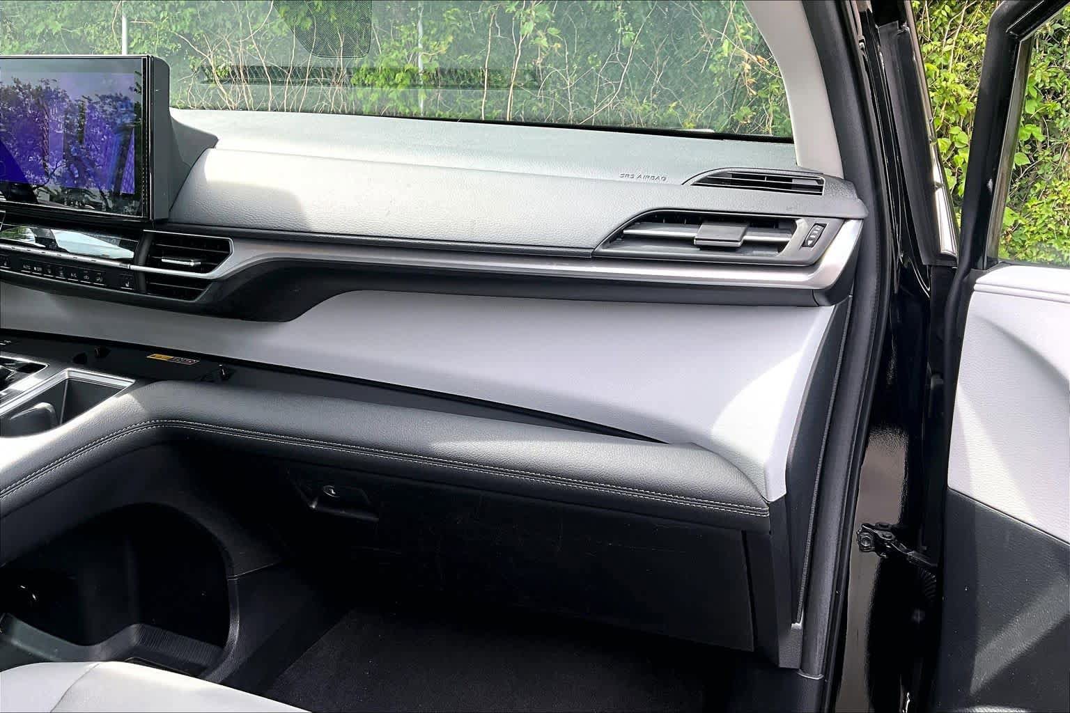 Certified 2025 Toyota Sienna XLE FWD image 19