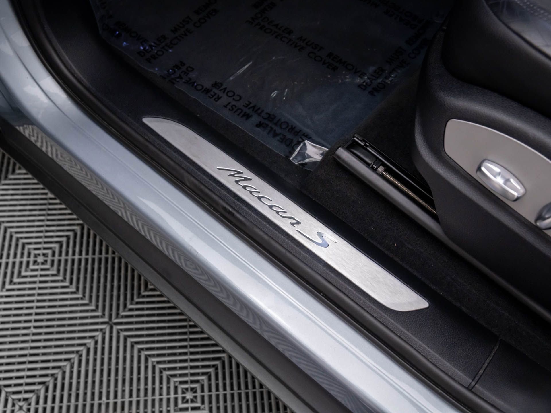 Used 2022 Porsche Macan S w/ Premium Package image 14