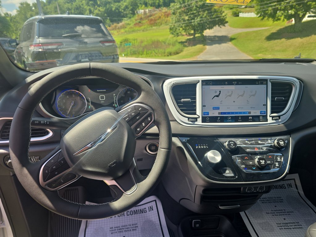 New 2025 Chrysler Voyager LX FWD image 14