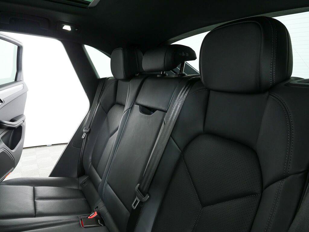 Certified 2026 Porsche Macan Turbo AWD/4WD image 21