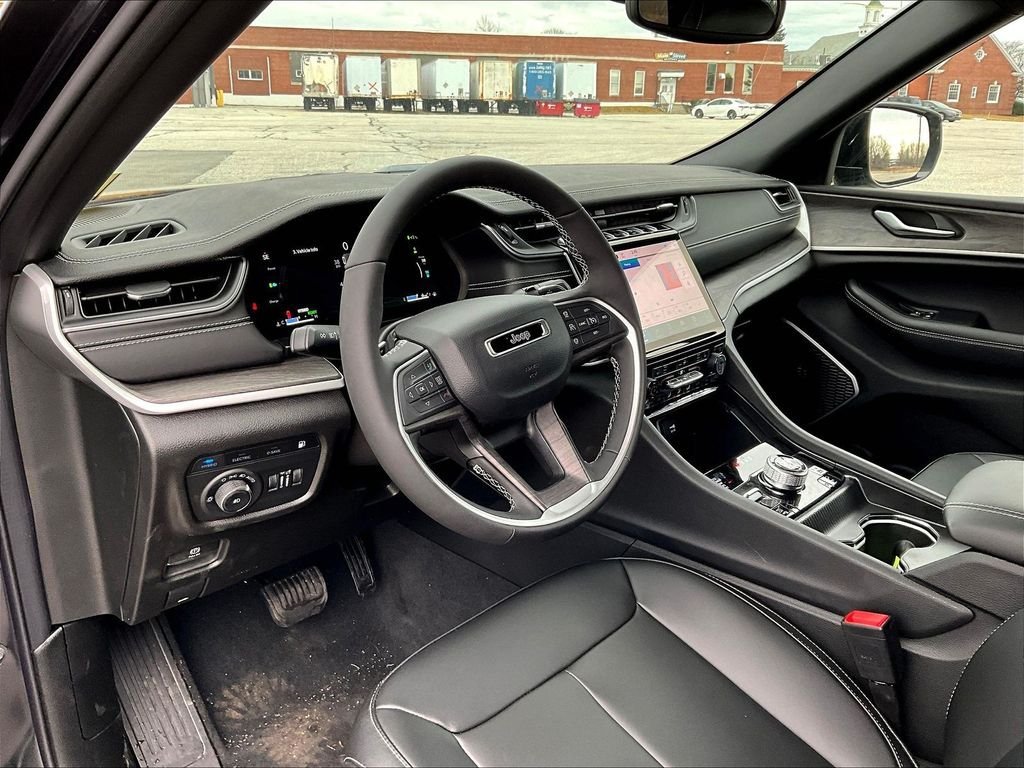 Used 2024 Jeep Grand Cherokee Limited 4xe w/ Luxury Tech Group II AWD/4WD image 9