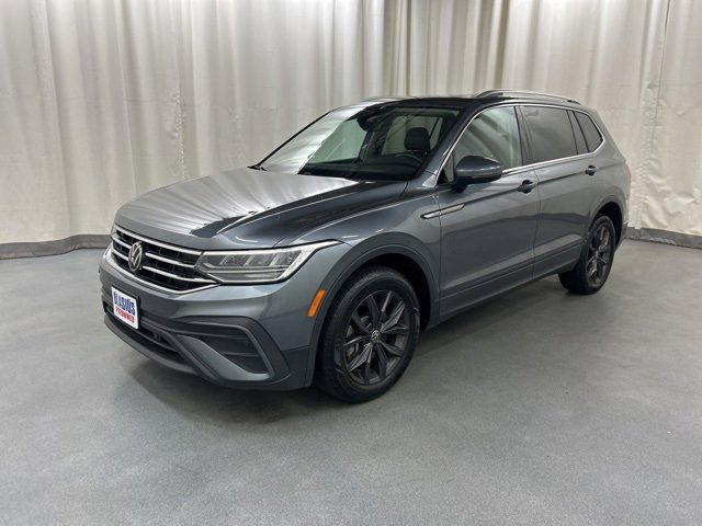 Used 2022 Volkswagen Tiguan SE w/ Panoramic Sunroof Package image 2