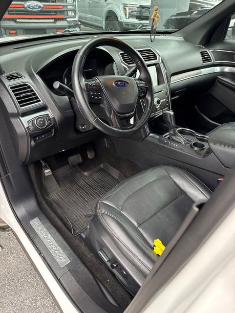 Used 2017 Ford Explorer Limited w/ Equipment Group 301A FWD image 8
