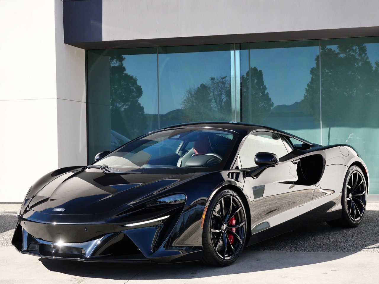 Used 2024 McLaren Artura image 17