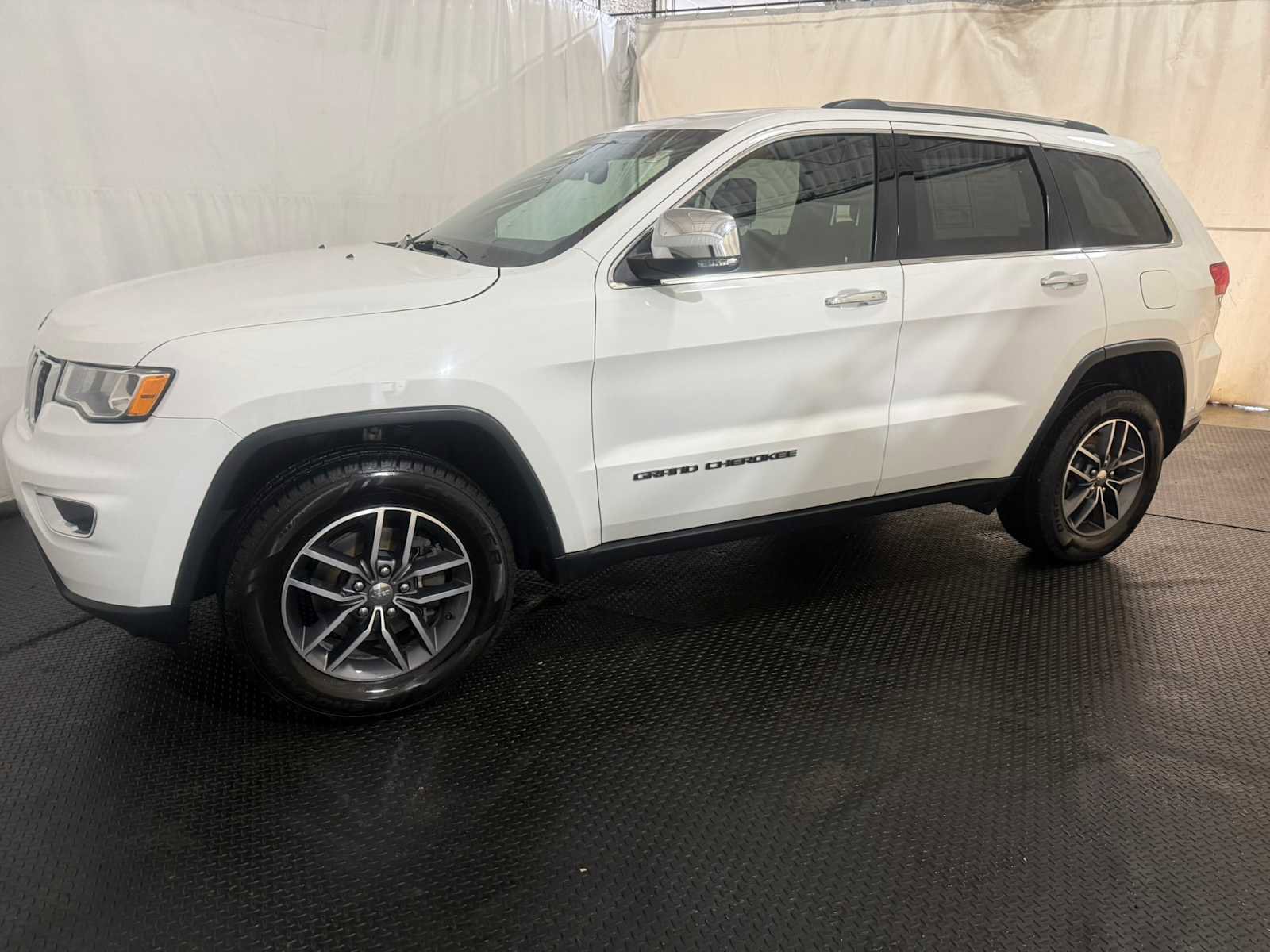 Used 2018 Jeep Grand Cherokee Limited AWD/4WD image 2