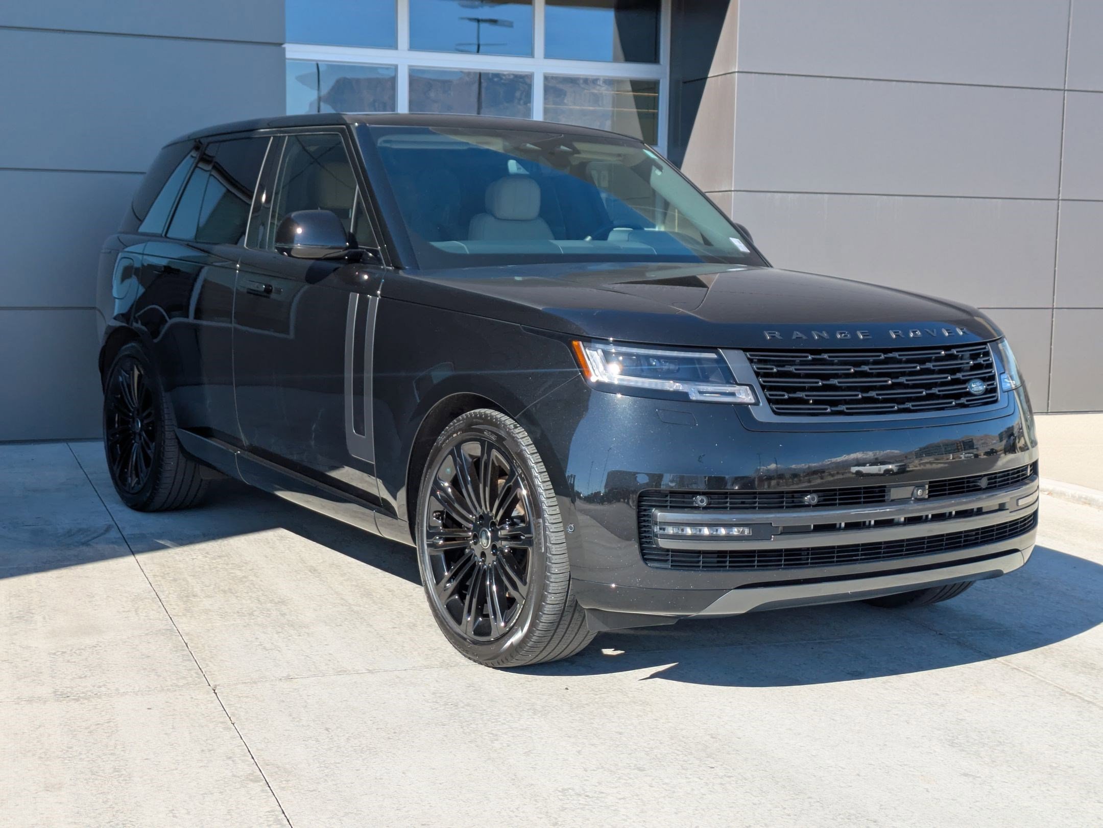 Certified 2024 Land Rover Range Rover SE image 3