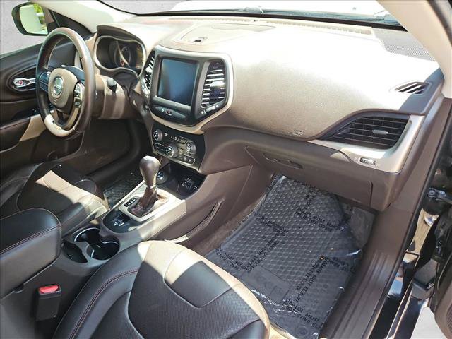 Used 2017 Jeep Cherokee Trailhawk AWD/4WD image 22