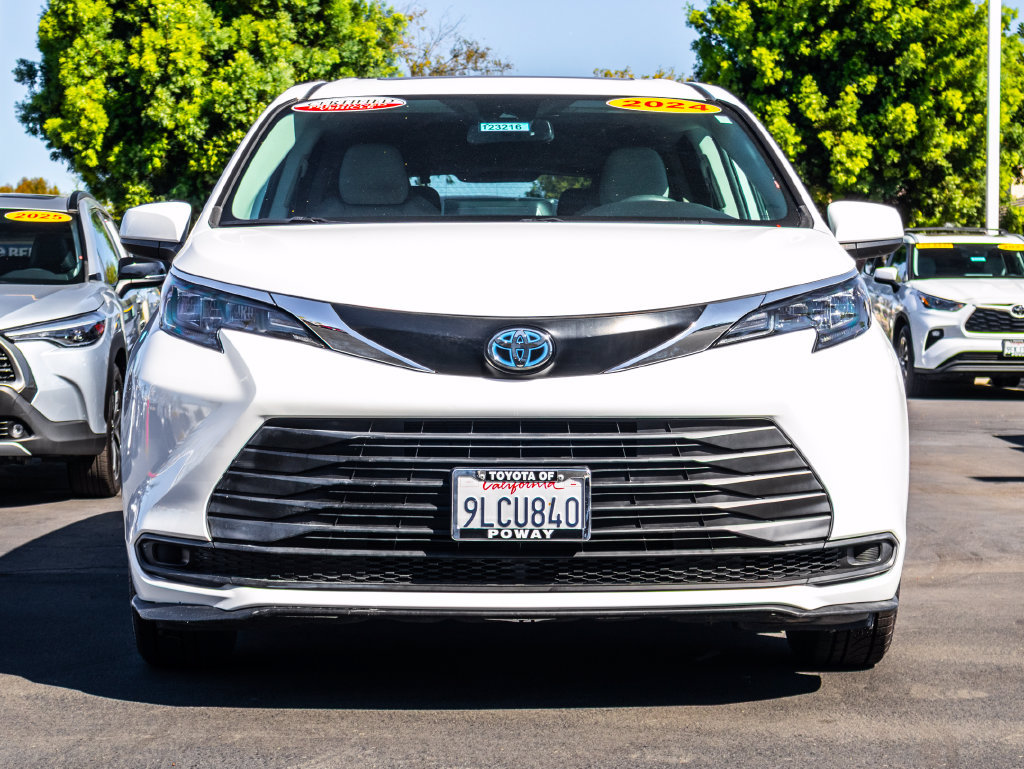 Certified 2024 Toyota Sienna LE w/ LE Plus Package FWD image 3