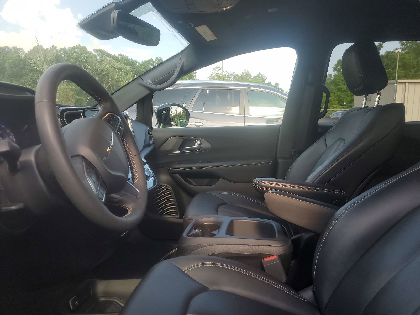 Used 2025 Chrysler Pacifica Select FWD image 8