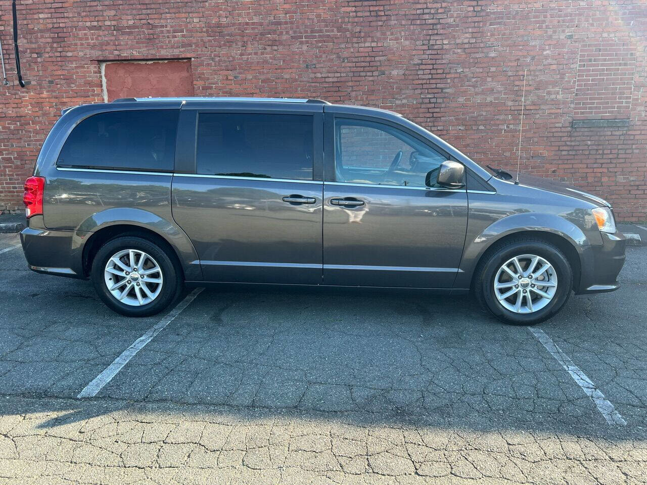 Used 2019 Dodge Grand Caravan SXT image 2