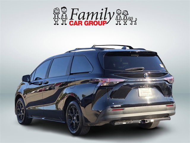 Used 2025 Toyota Sienna XLE Woodland Edition image 3