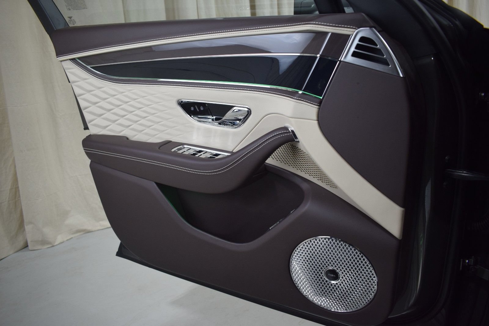 New 2026 Bentley Flying Spur Plug-In Hybrid AWD/4WD image 38