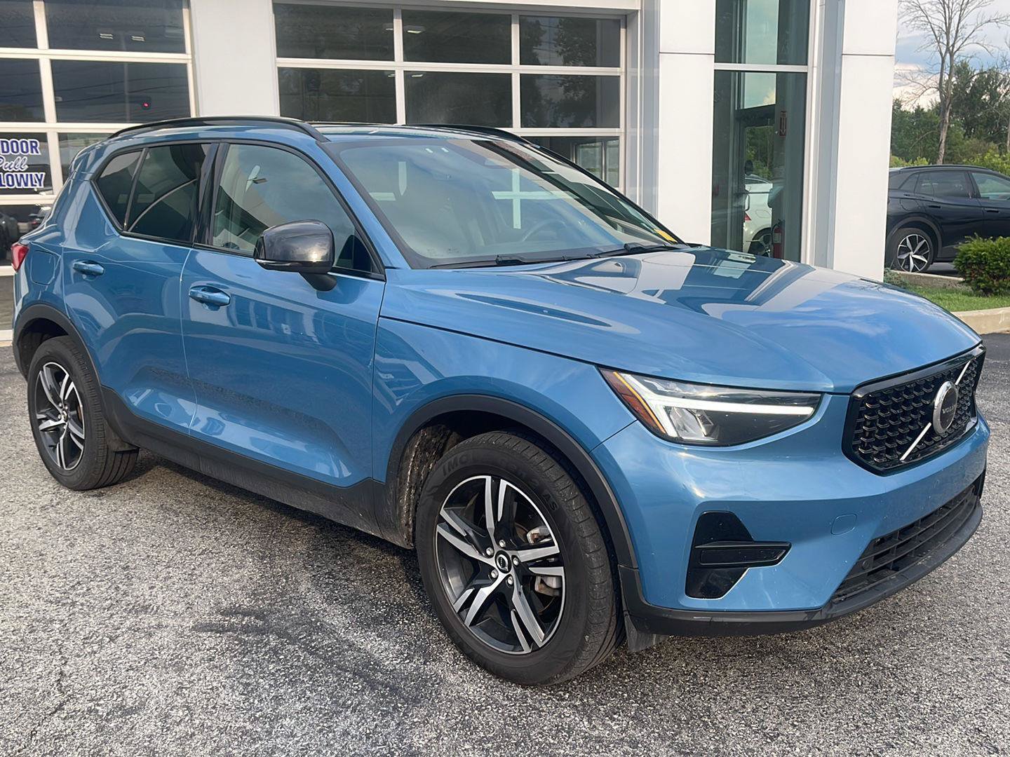 Used 2024 Volvo XC40 B5 Core AWD/4WD image 3
