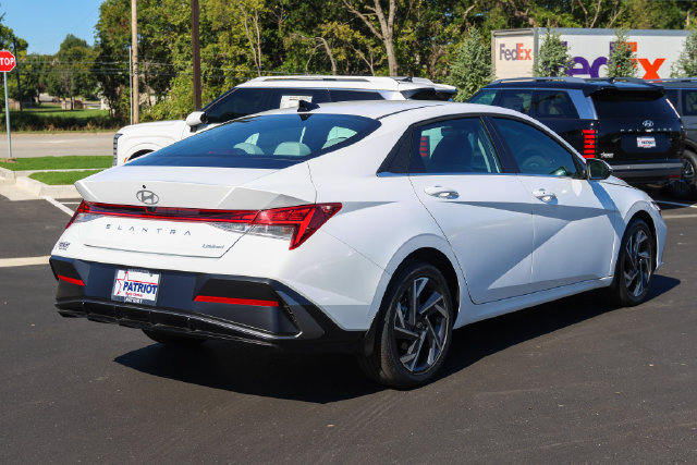 New 2026 Hyundai Elantra Limited FWD image 3