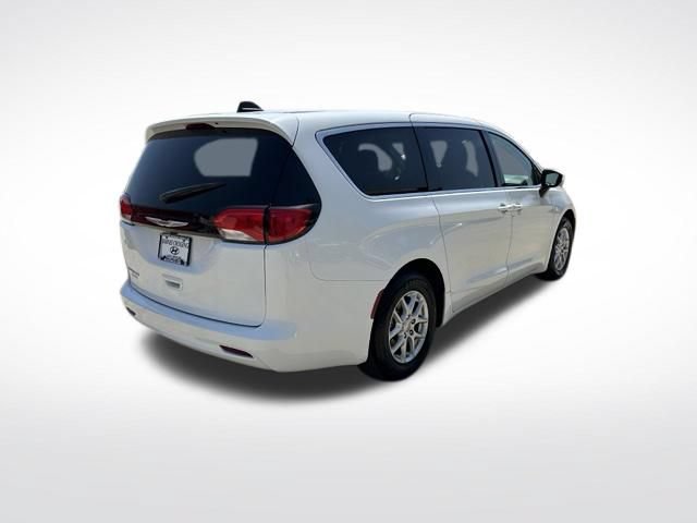 Used 2023 Chrysler Voyager LX FWD image 3