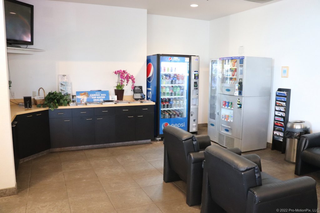 Used 2023 BMW 430i Coupe w/ Convenience Package image 43