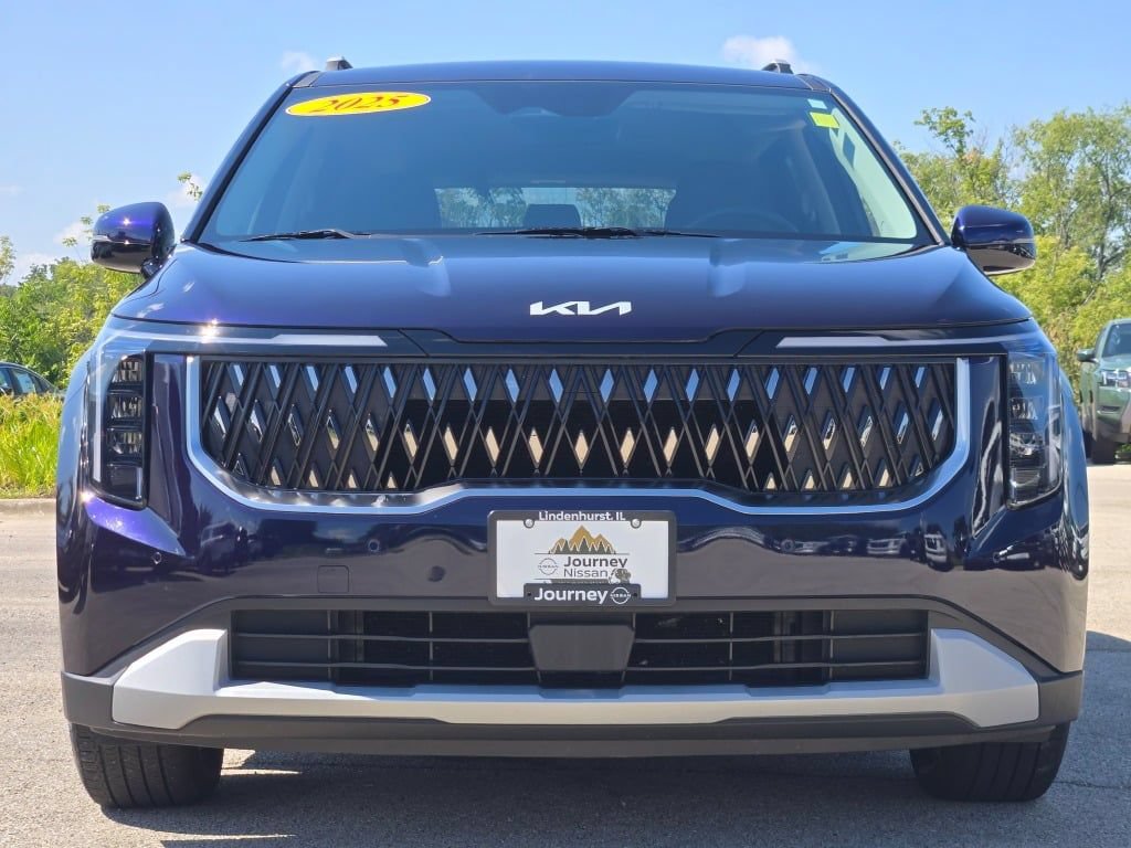 Used 2025 Kia Carnival EX FWD image 3
