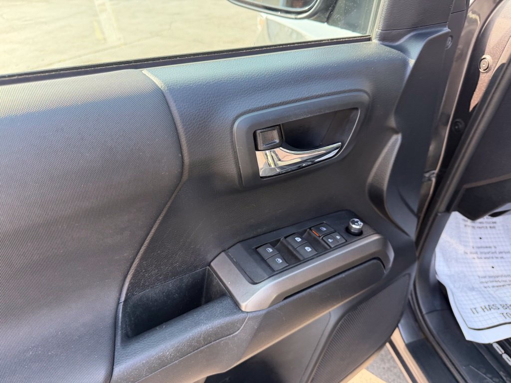 Used 2018 Toyota Tacoma TRD Sport AWD/4WD image 10