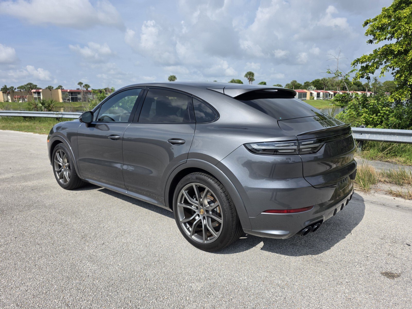 Used 2023 Porsche Cayenne GTS AWD/4WD image 2