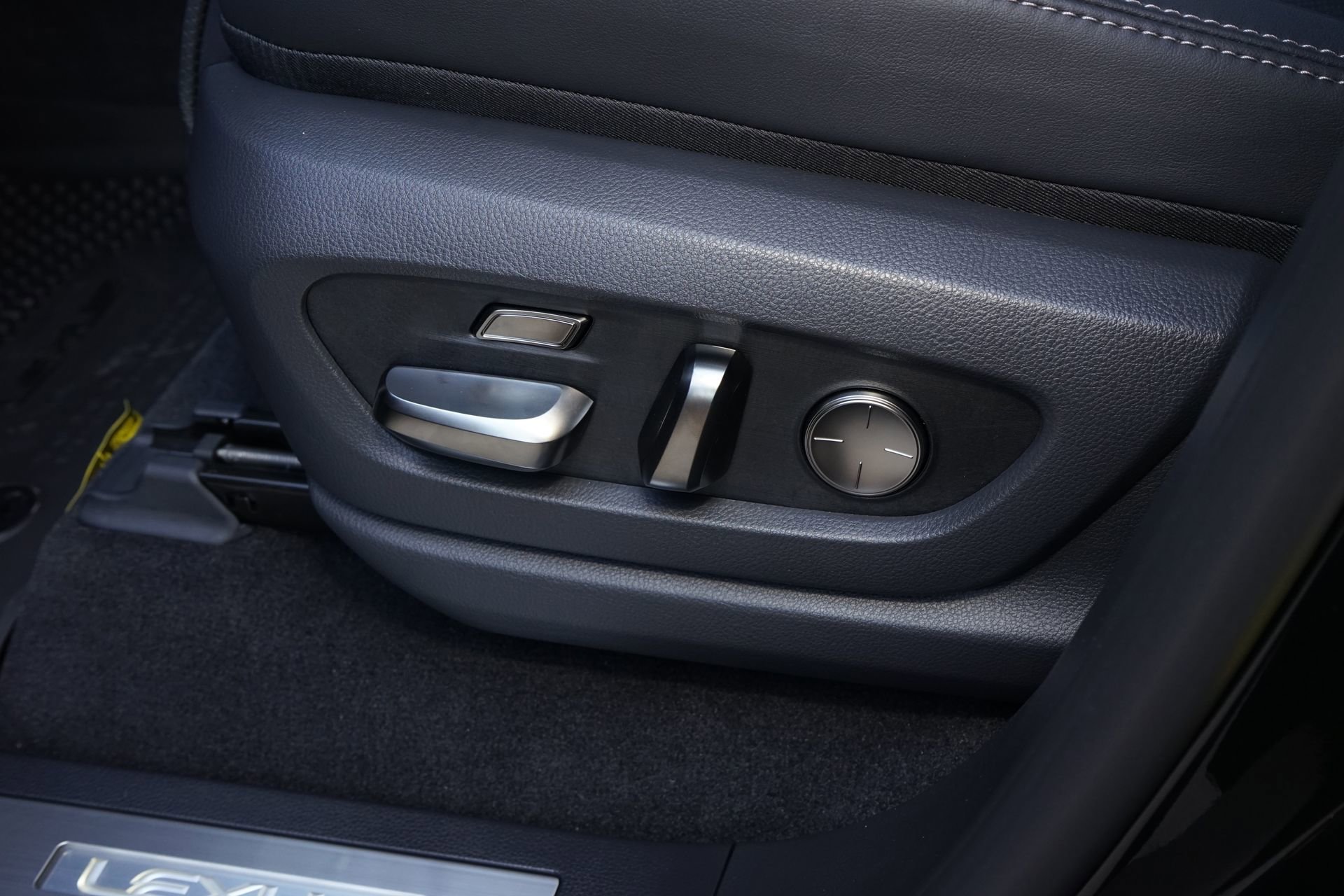 Used 2025 Lexus LX 600 4WD w/ Accessory Package (2T) image 31