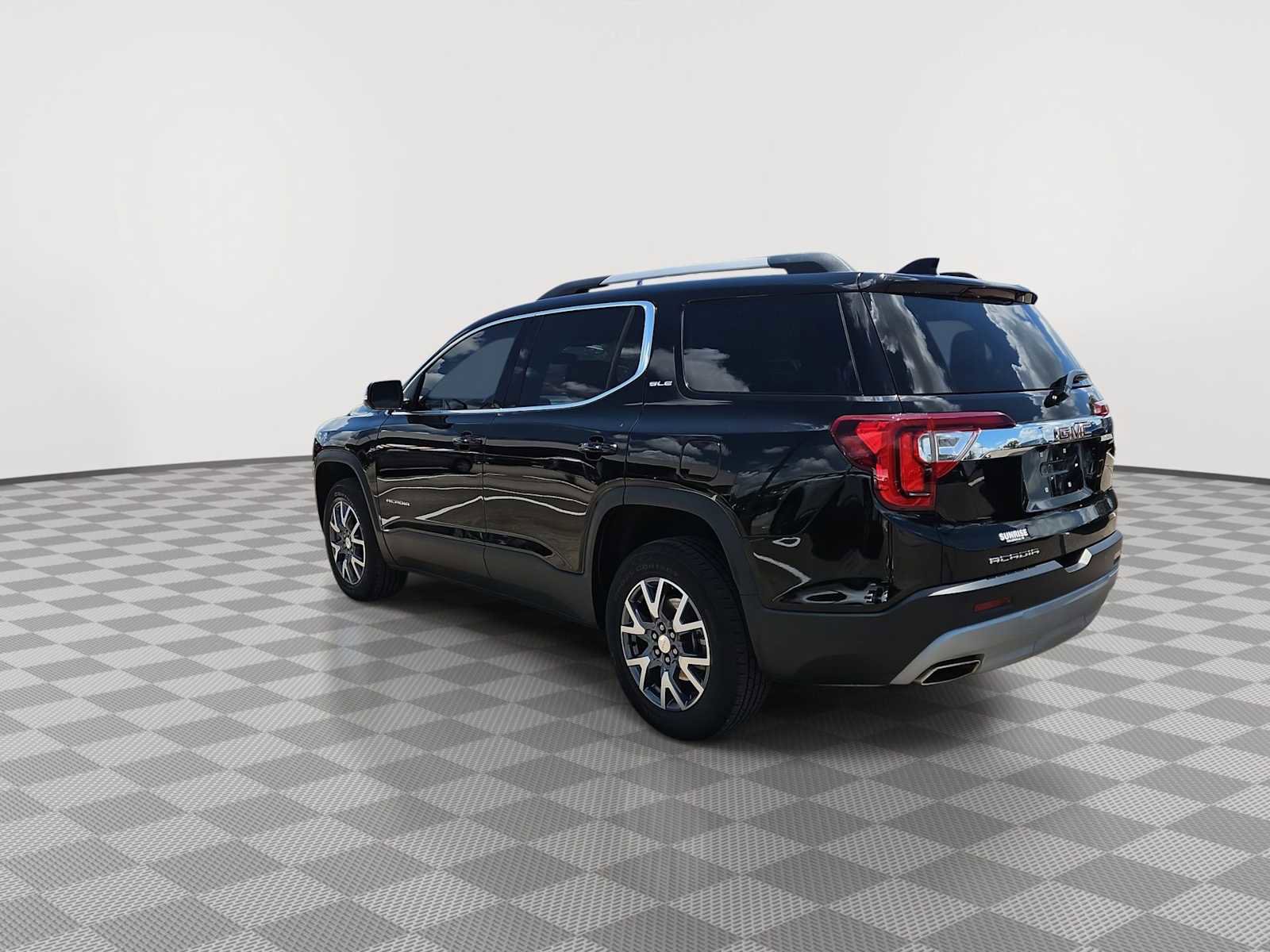 Certified 2023 GMC Acadia SLE w/ Driver Convenience Package FWD image 6