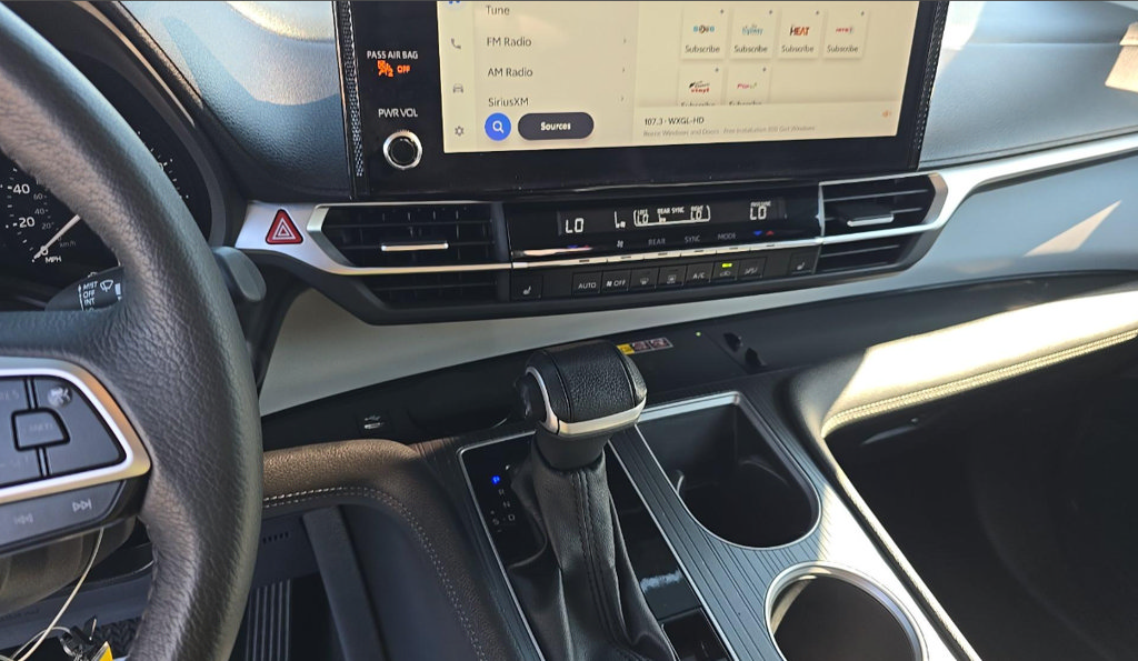 Used 2025 Toyota Sienna XLE FWD image 11