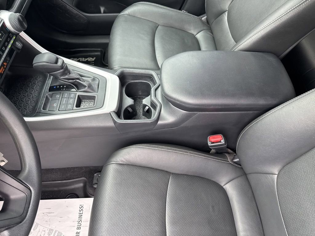 Used 2020 Toyota RAV4 LE w/ All Weather Liner Package AWD/4WD image 29