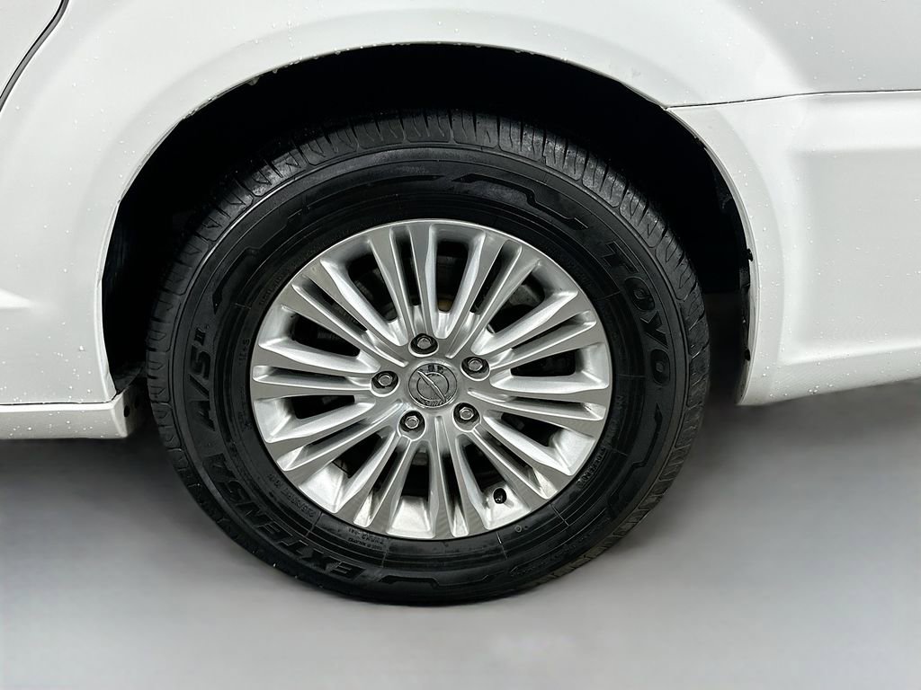 Used 2014 Chrysler Town & Country Limited image 33
