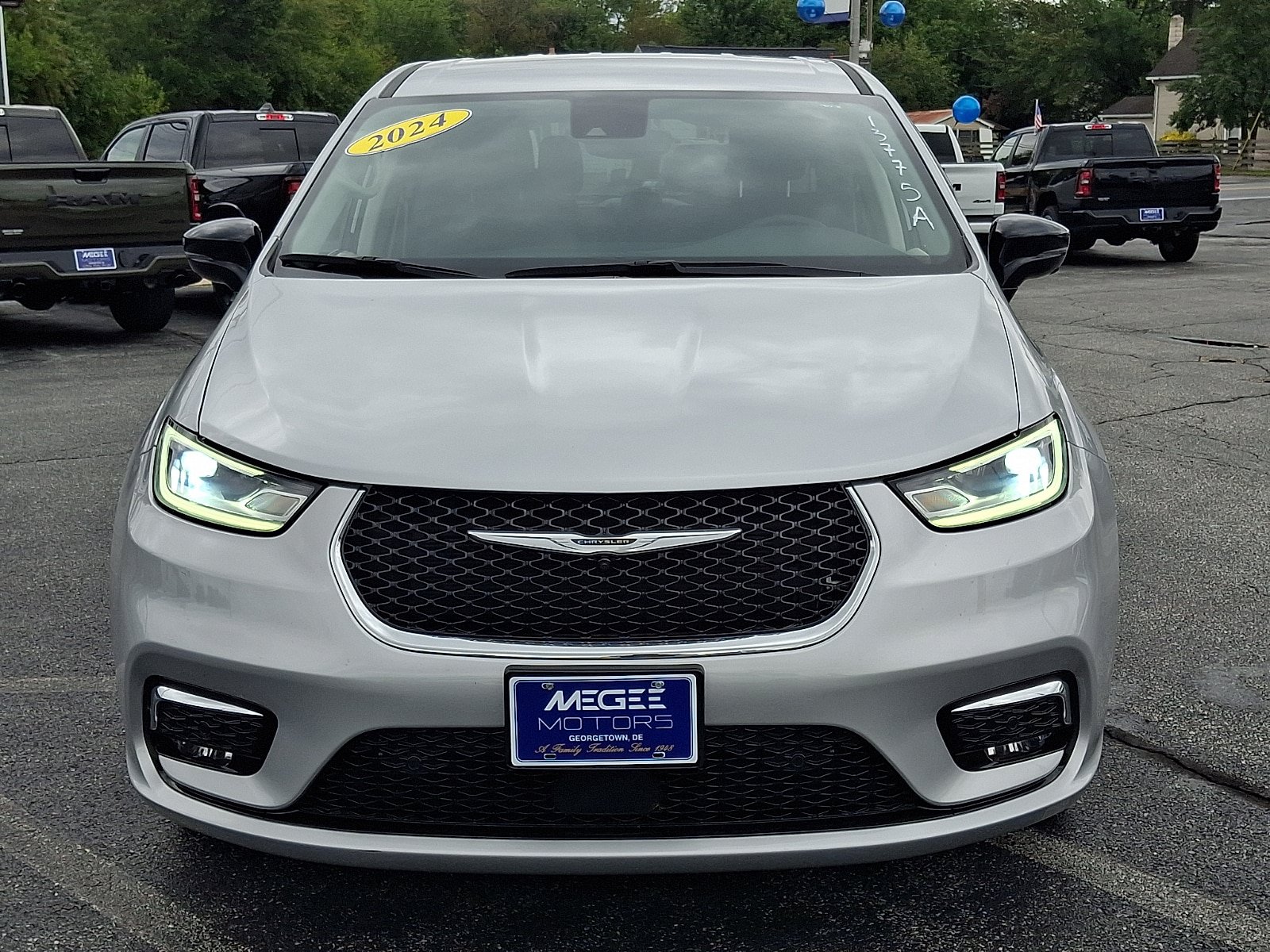 Certified 2024 Chrysler Pacifica Touring-L AWD/4WD image 2