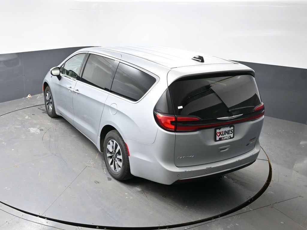 Used 2023 Chrysler Pacifica Touring-L image 20