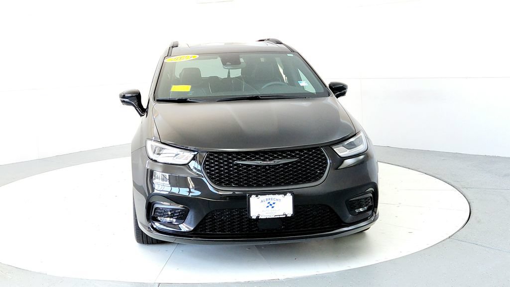 Used 2023 Chrysler Pacifica Limited w/ Uconnect Theater Family Group AWD/4WD image 8