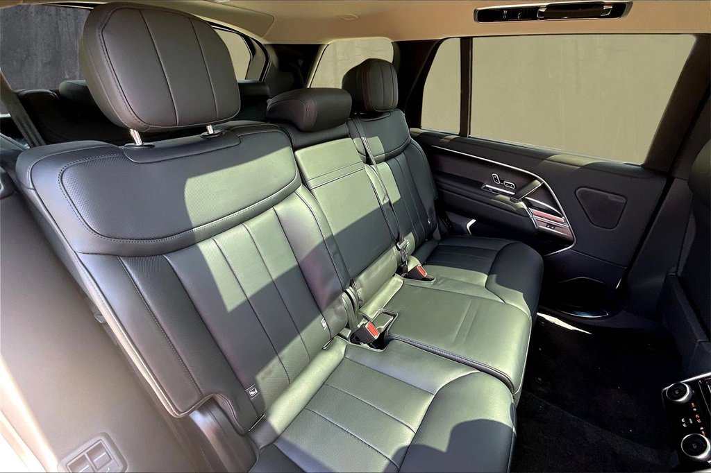 New 2025 Land Rover Range Rover Long Wheelbase SE image 9