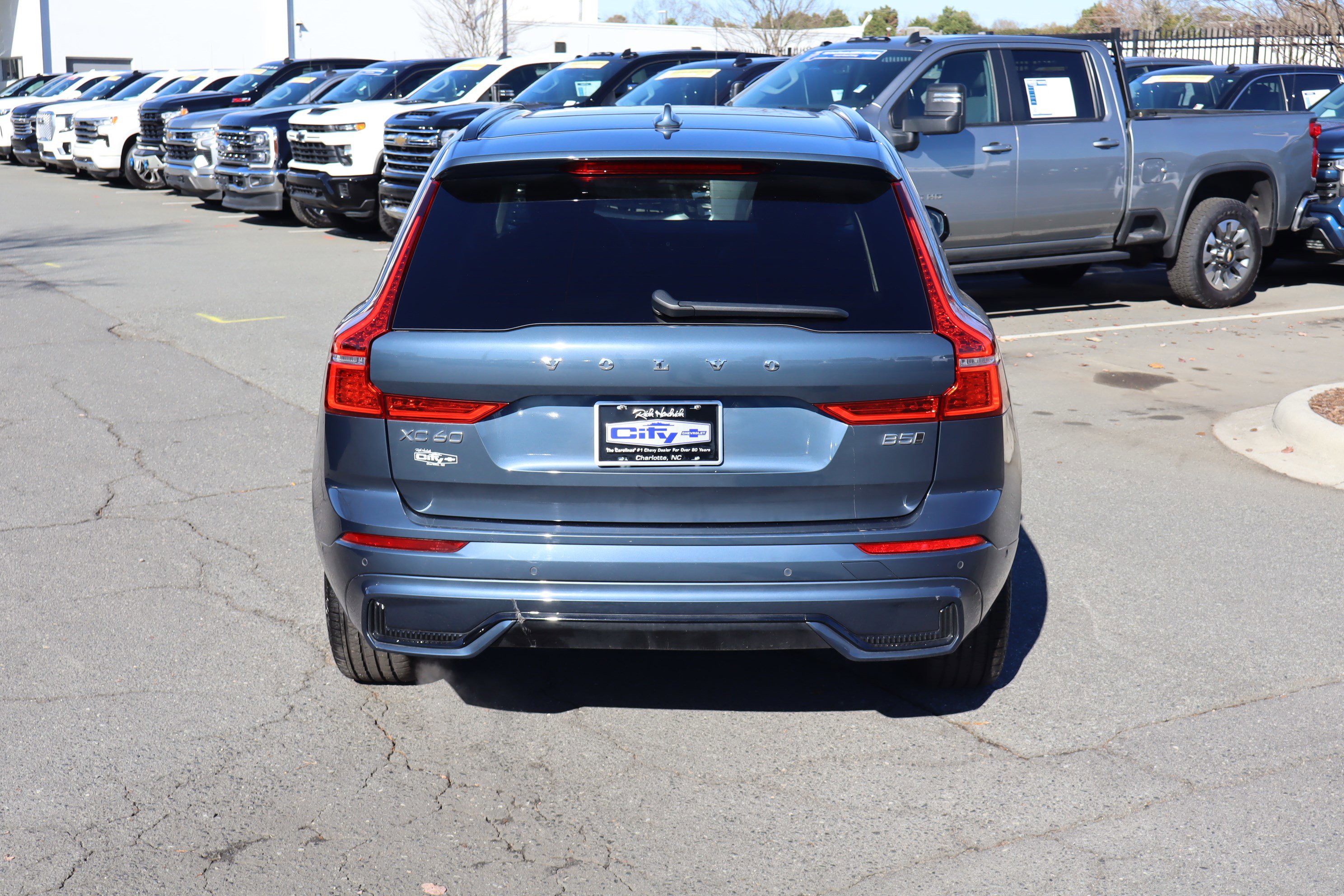 Used 2025 Volvo XC60 B5 Plus image 9