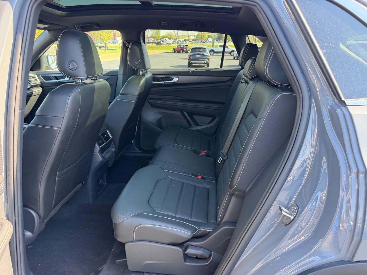 Used 2024 Volkswagen Atlas Cross Sport SEL R-Line image 10