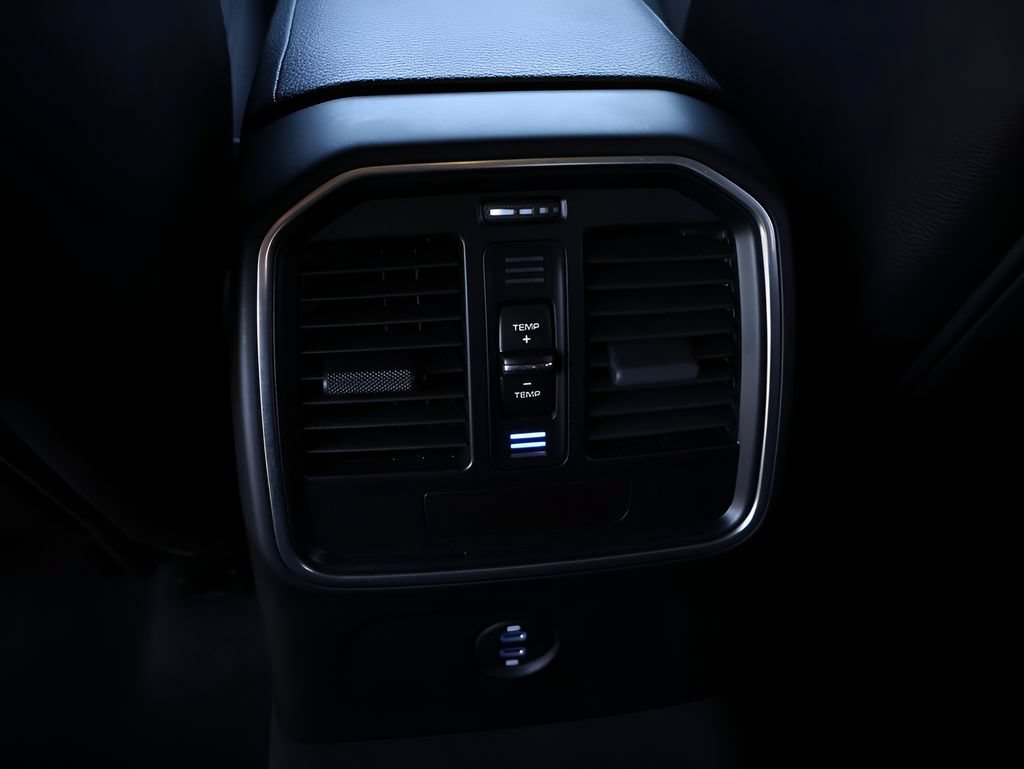 Certified 2025 Porsche Macan AWD/4WD image 21