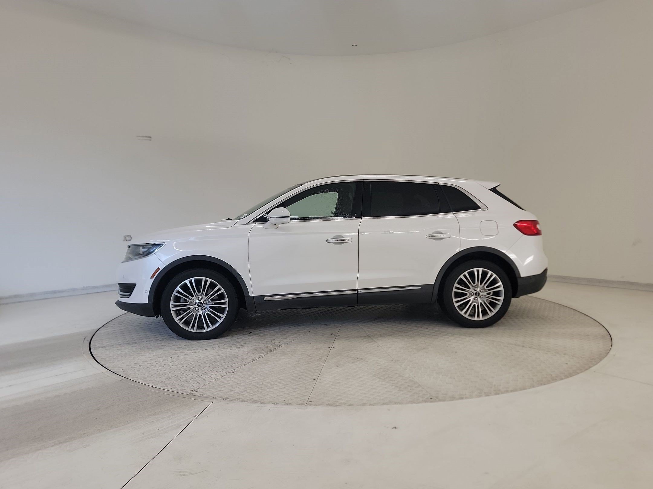 Used 2016 Lincoln MKX Reserve w/ Equipment Group 102A AWD/4WD image 2